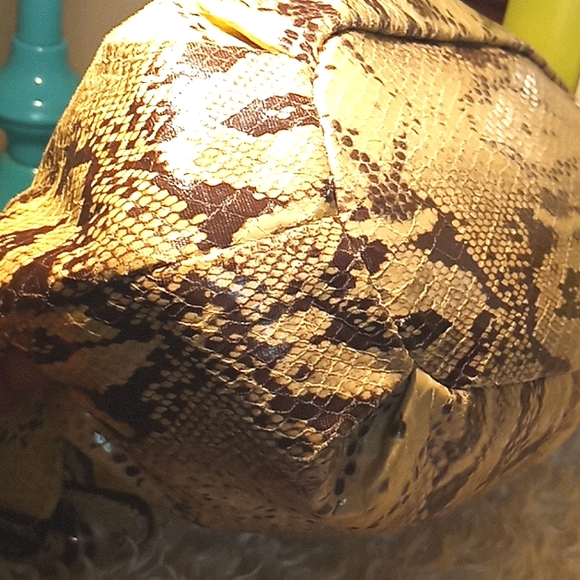 Snakeskin pattern shoulderbag - Picture 6 of 9